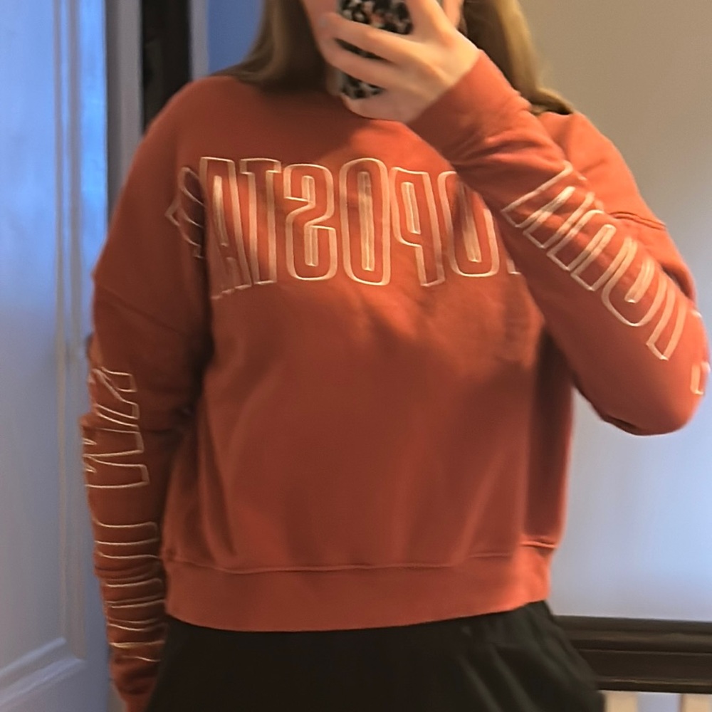 Cute and comfy long sleeved crewneck!